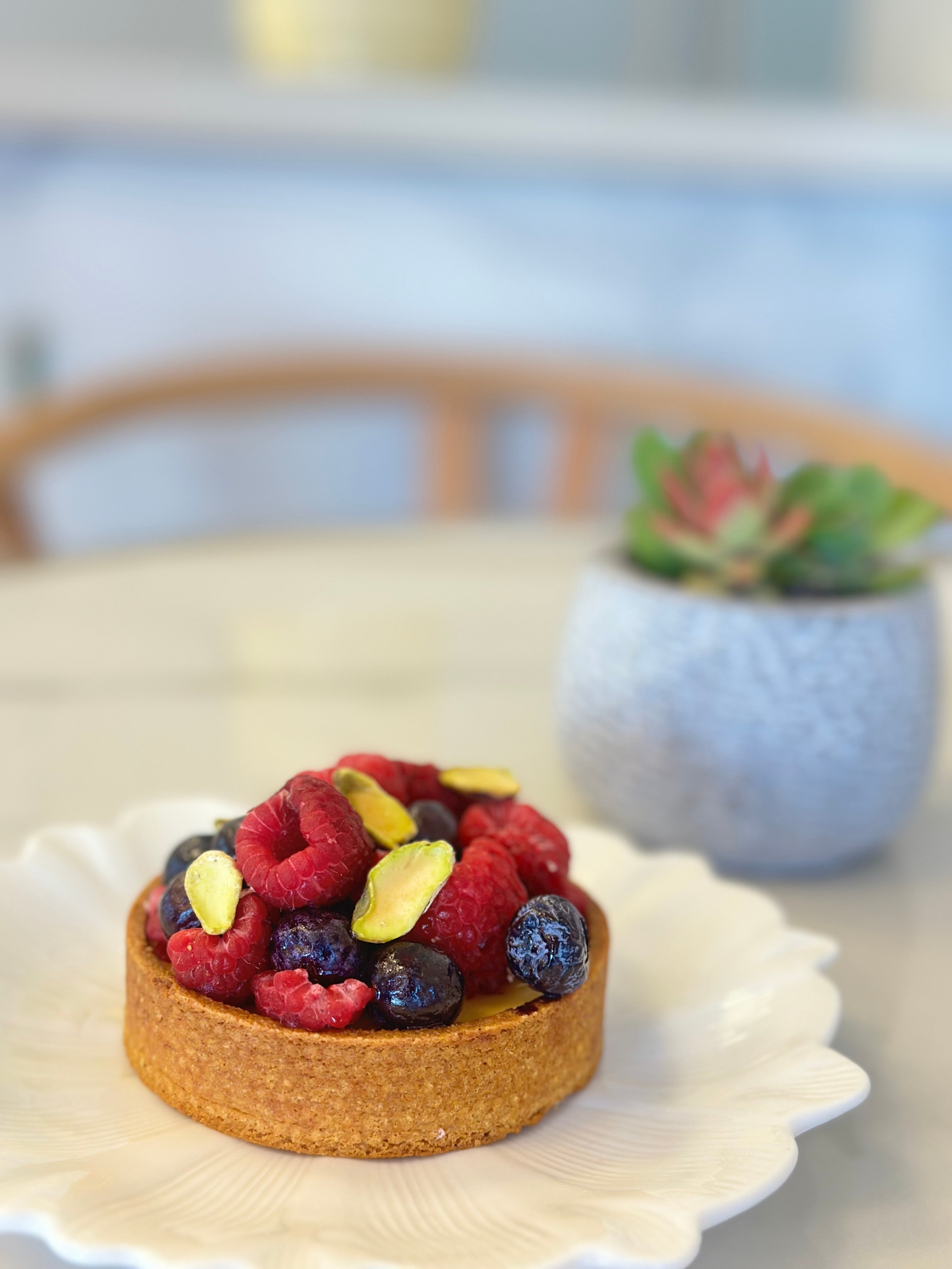 Tarta de crema pastelera y frutos rojos